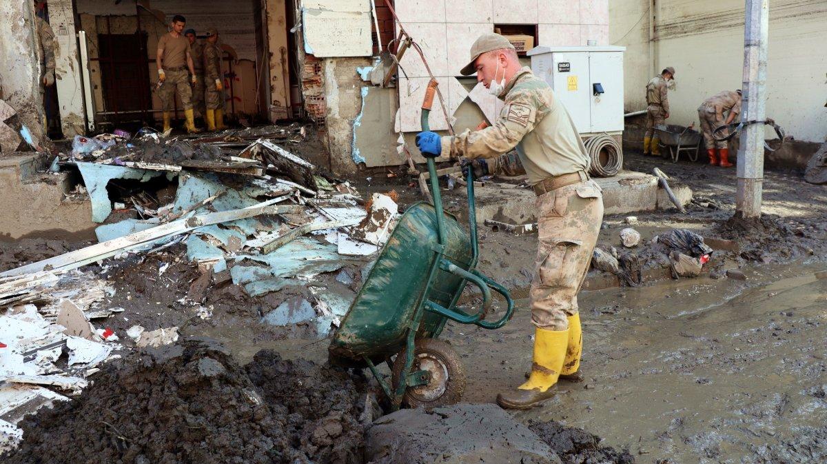 Sel bölgesindeki Türk askerinden 'bayrak' sevgisi
