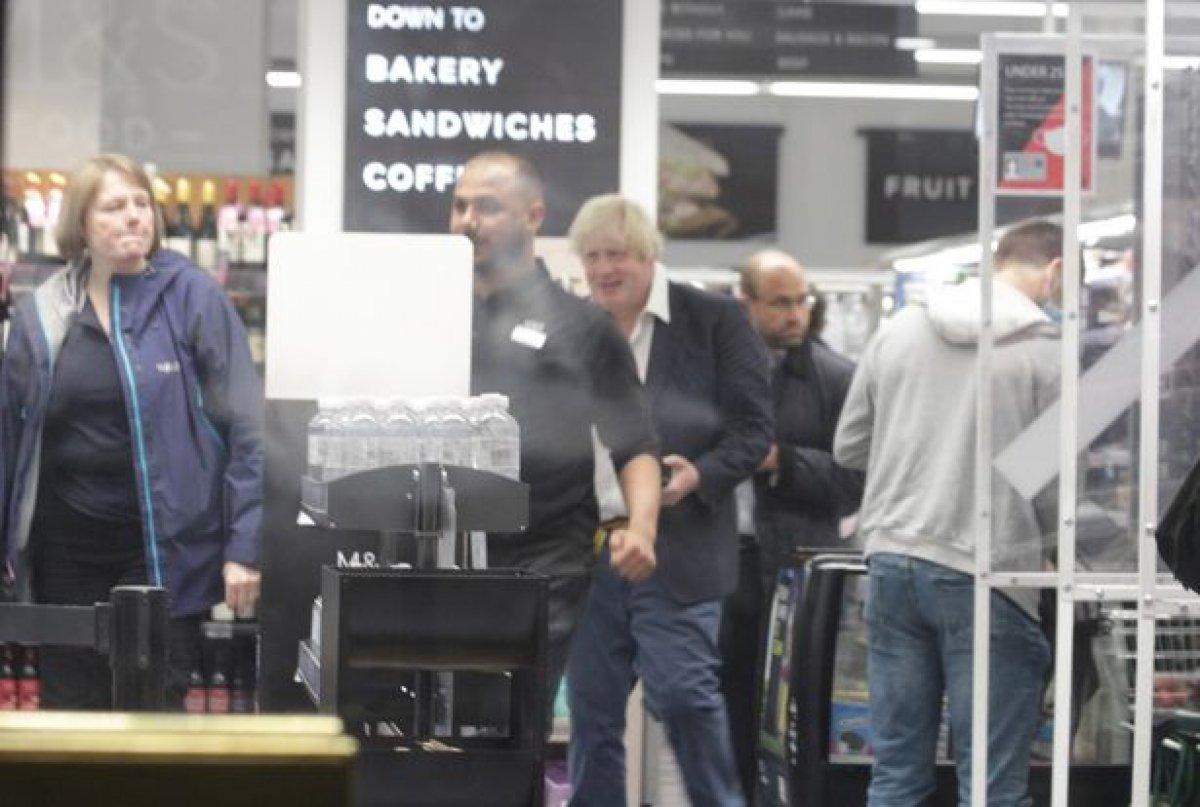 Boris Johnson, alışverişe maskesiz çıktı