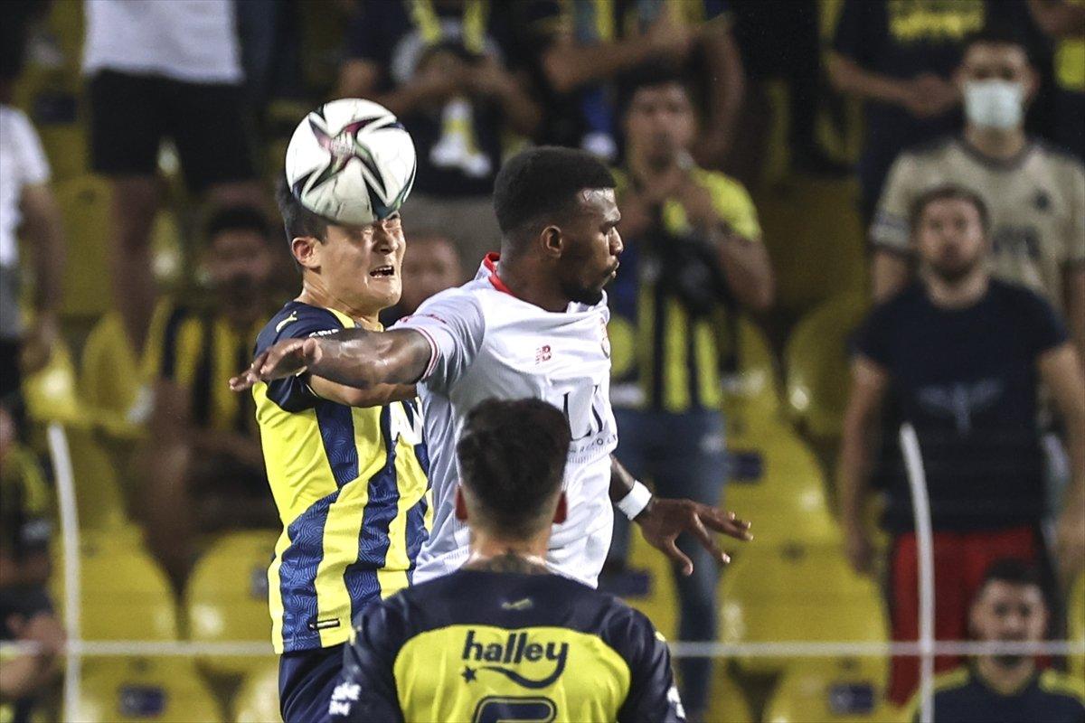 Fenerbahçe evinde Antalyaspor'u 2 golle geçti