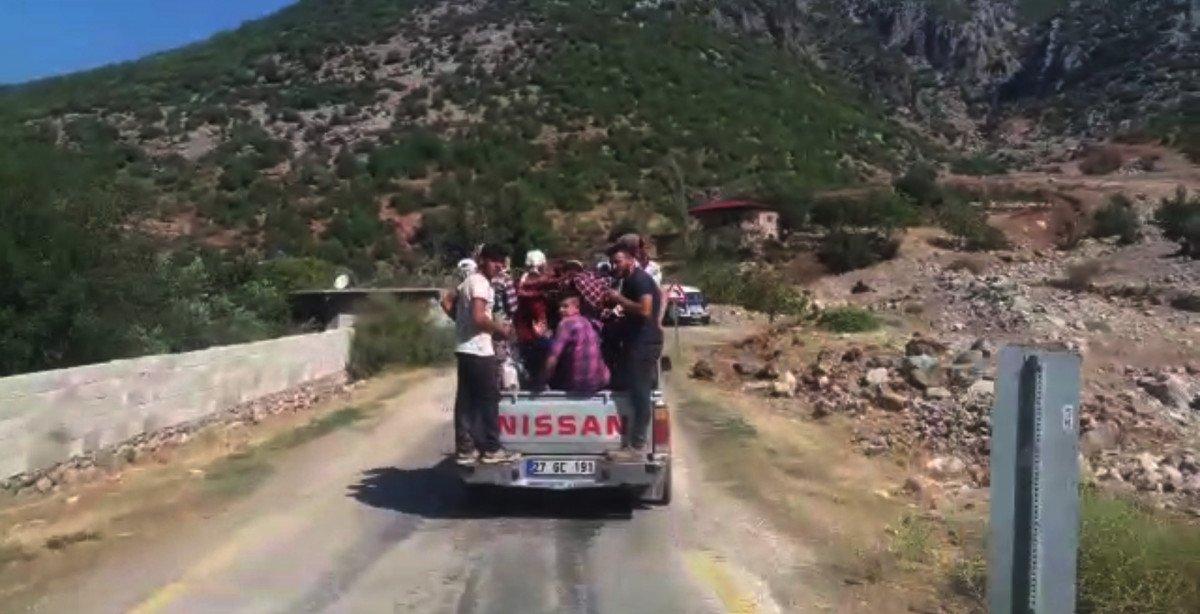 Gaziantep’te, kamyonet kasasında tehlikeli yolculuk