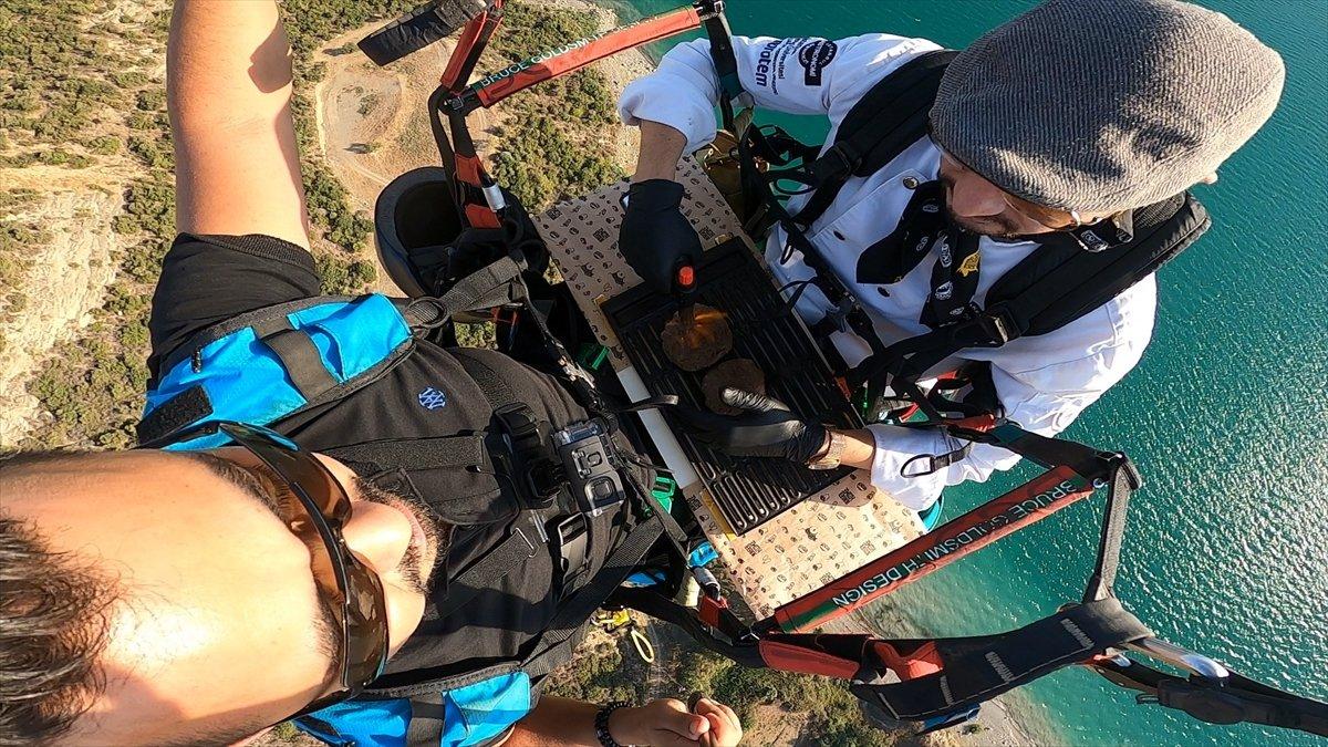 Adana'da aşçı, yamaç paraşütü yaparken hamburger hazırladı