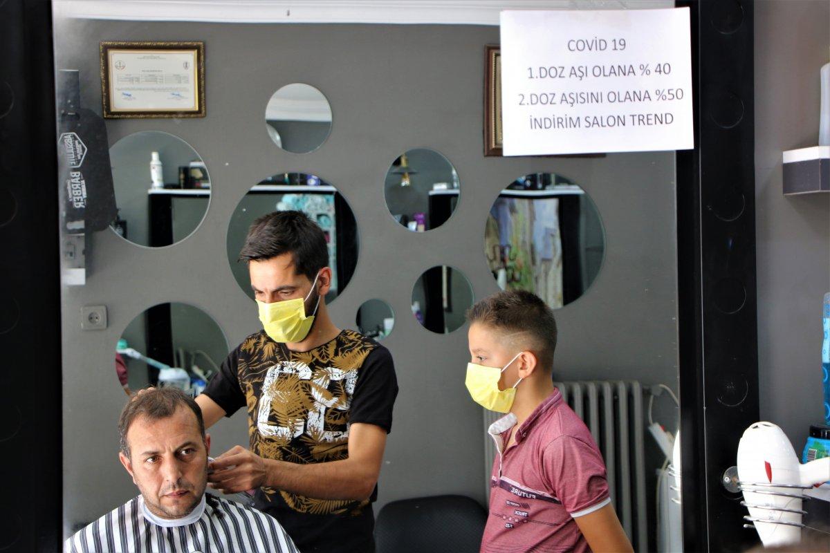 Elazığ'da aşı olana indirimli tıraş yapan berber