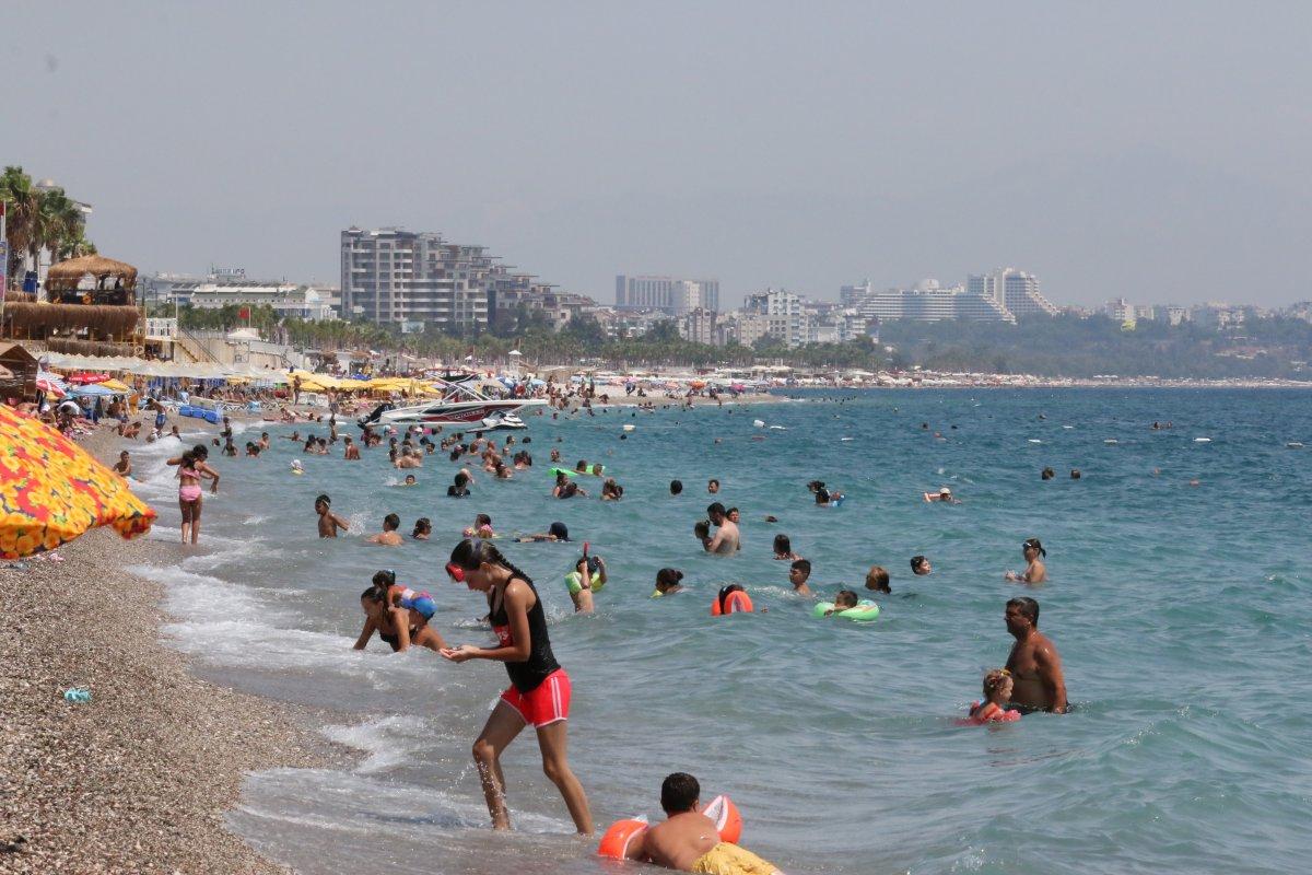 Antalya’da, Konyaaltı Sahili'nde boş yer kalmadı