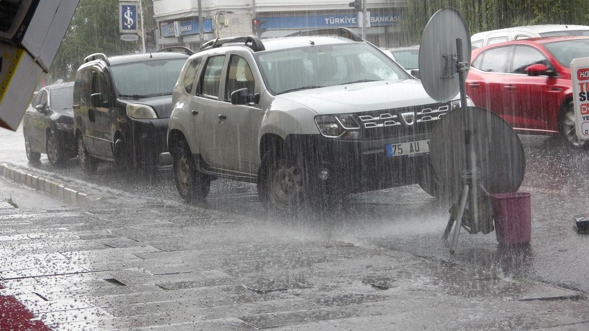 Ardahan'da dolu yağışı sele neden oldu
