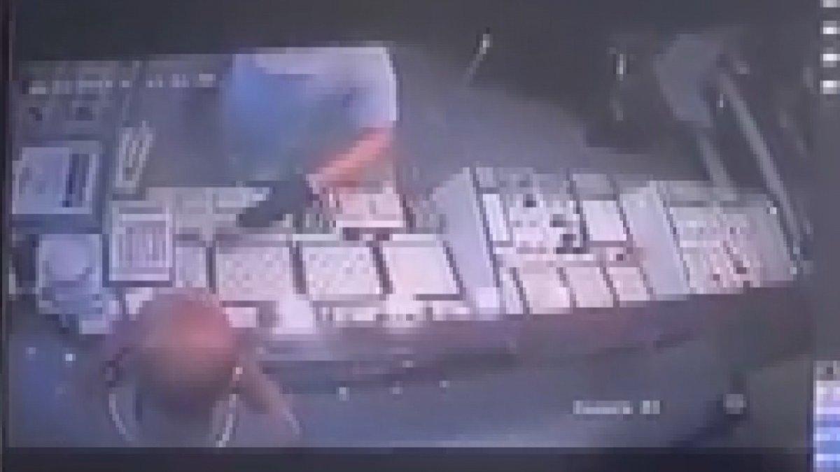 Kocaeli'de kuyumcuyu darbedip soydu