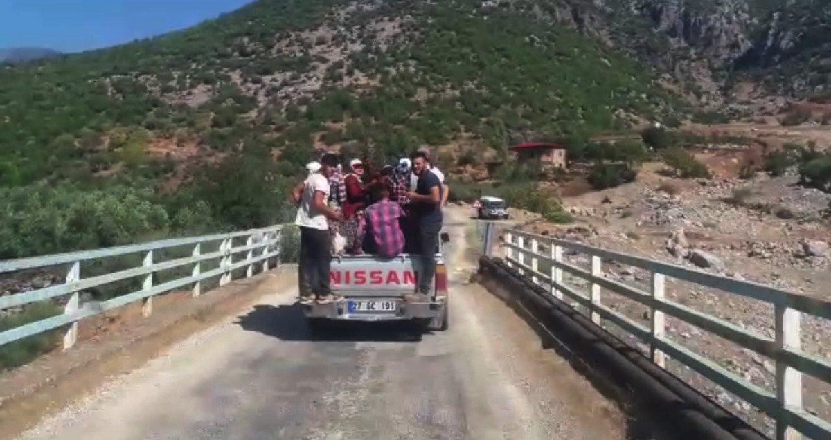 Gaziantep’te, kamyonet kasasında tehlikeli yolculuk