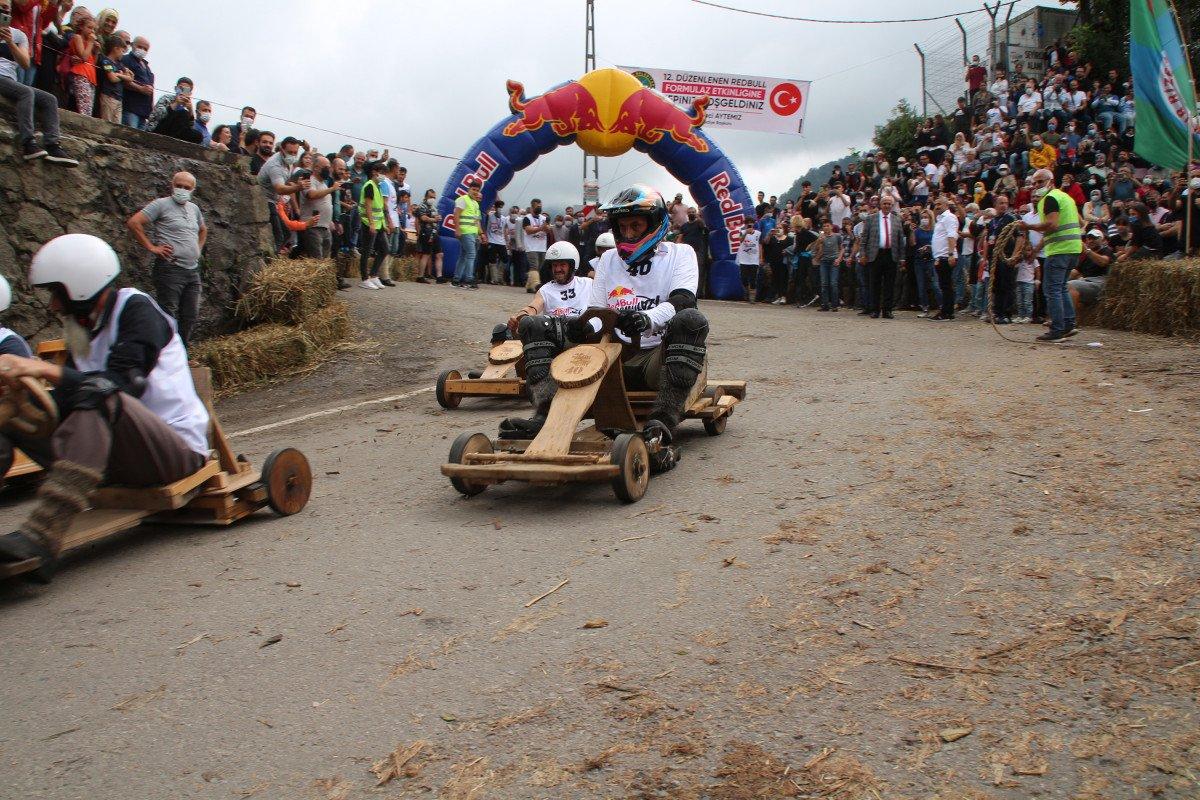 Rize’de ‘Formulaz’ yarışında tahta arabalar kıyasıya mücadele etti