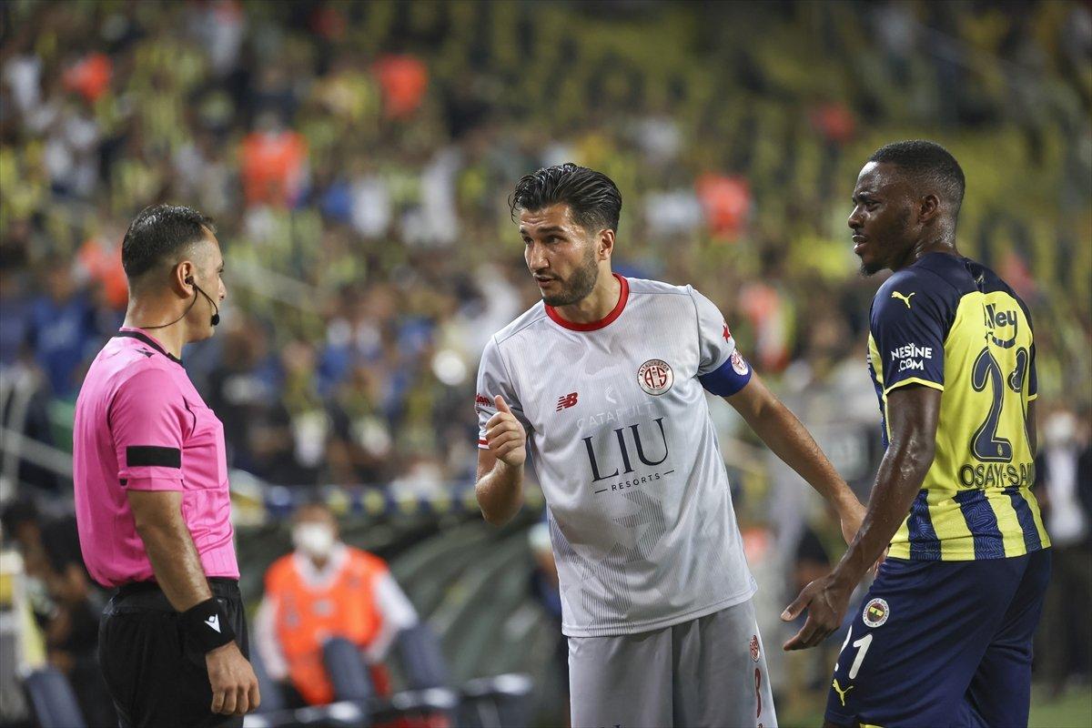 Fenerbahçe evinde Antalyaspor'u 2 golle geçti