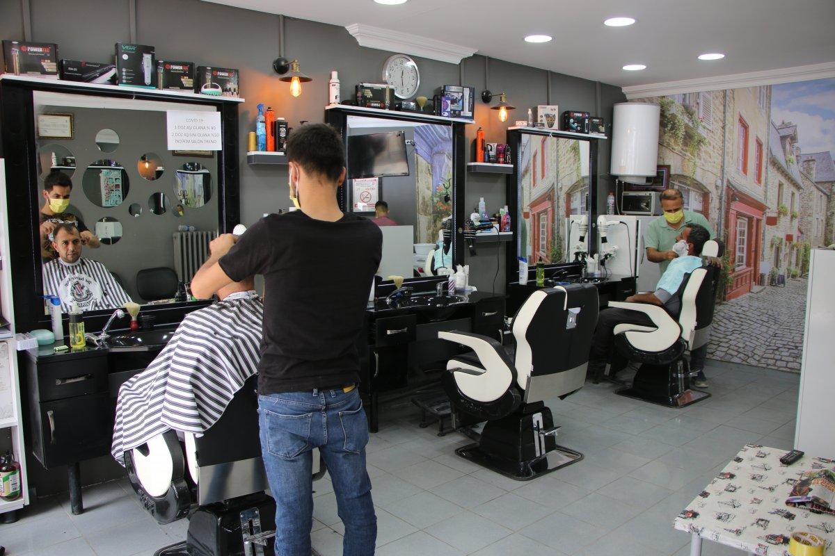 Elazığ'da aşı olana indirimli tıraş yapan berber