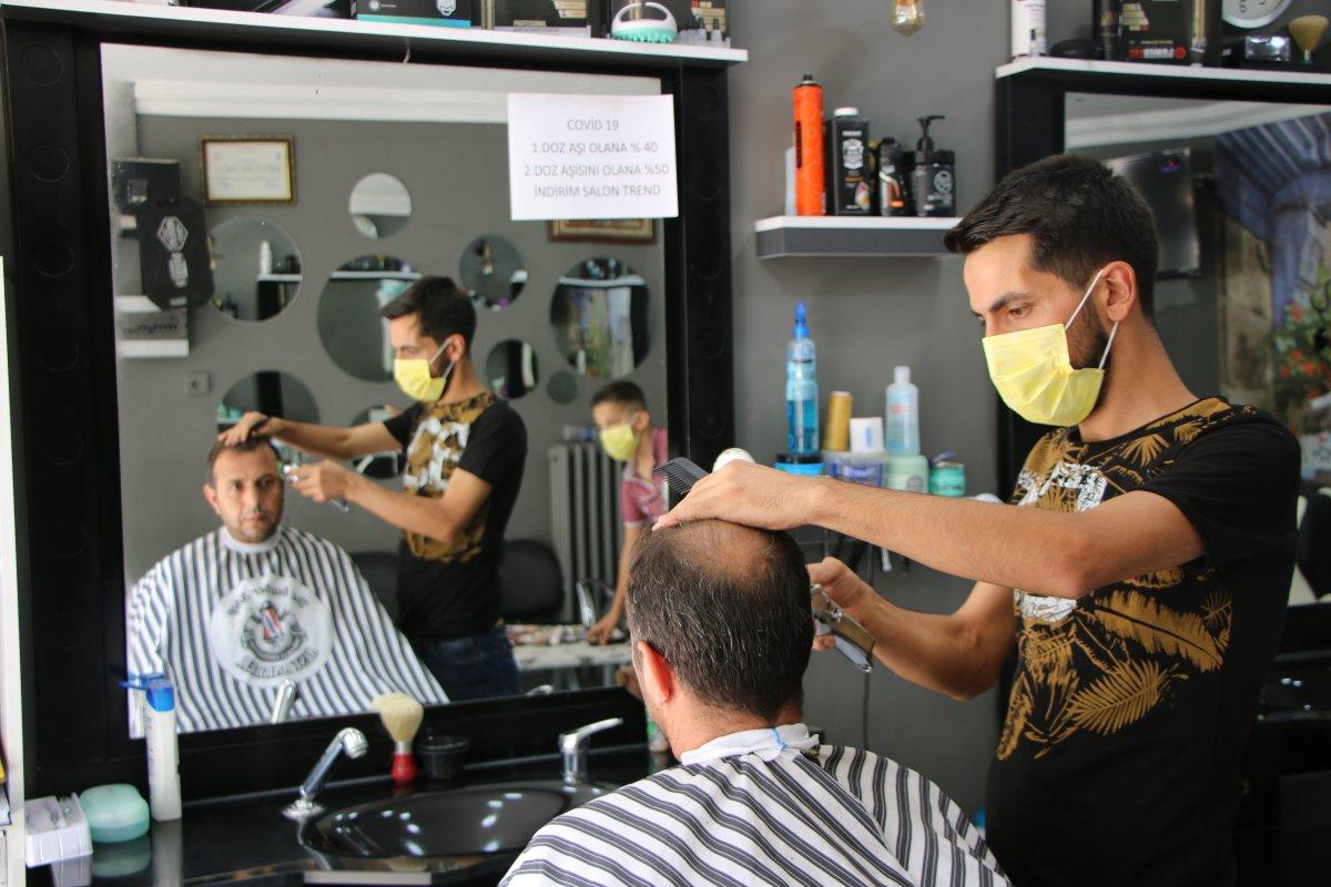 Elazığ'da aşı olana indirimli tıraş yapan berber