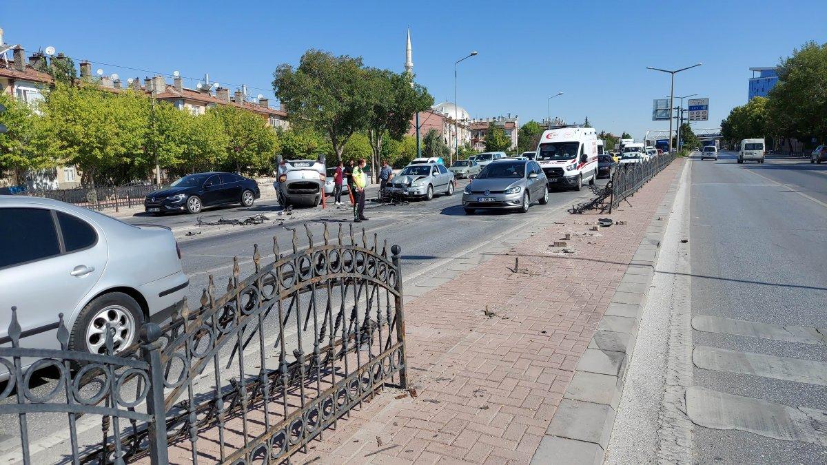 Konya'da otomobil karşı şeride uçtu: 2 yaralı