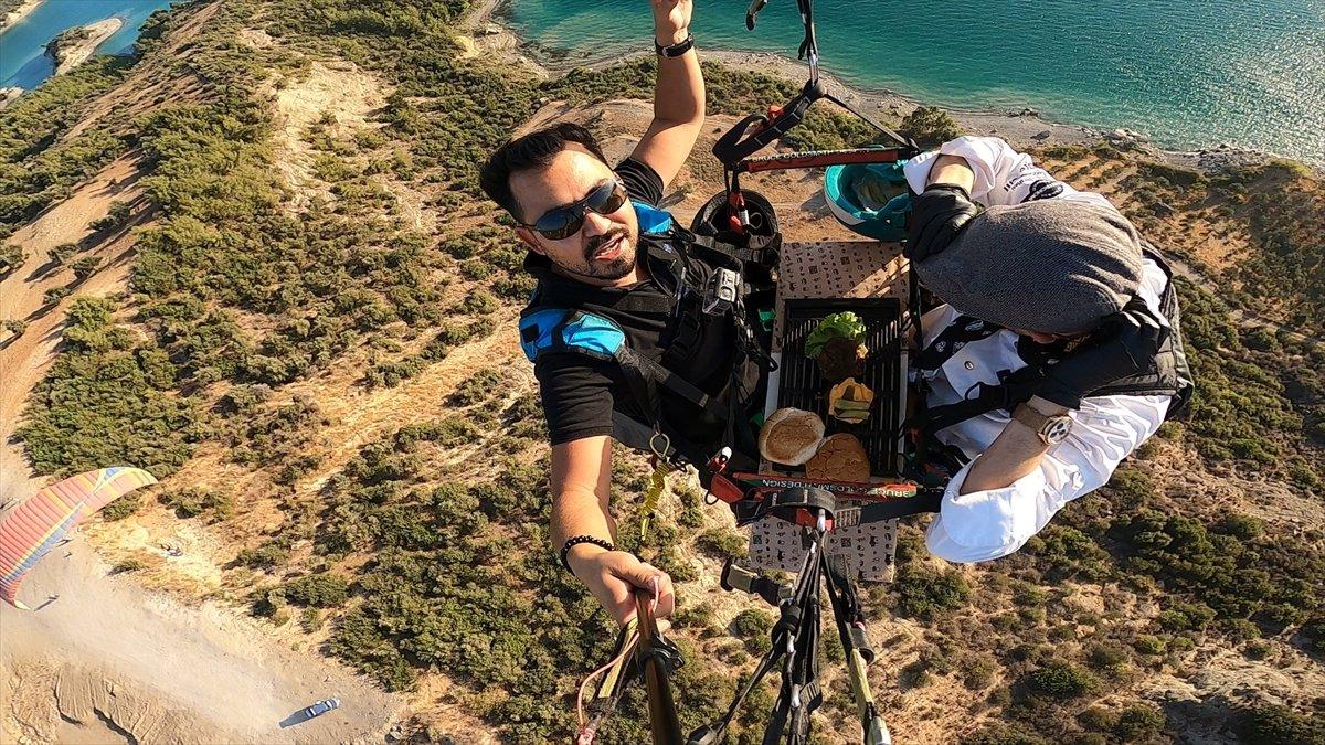 Adana'da aşçı, yamaç paraşütü yaparken hamburger hazırladı