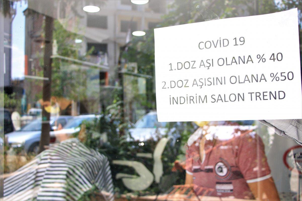 Elazığ'da aşı olana indirimli tıraş yapan berber