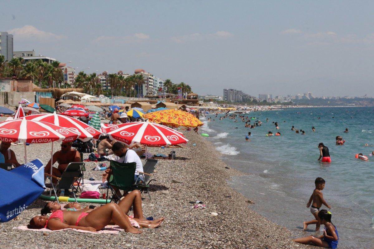 Antalya’da, Konyaaltı Sahili'nde boş yer kalmadı