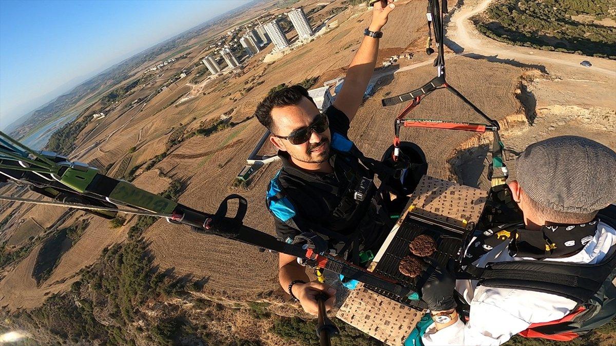 Adana'da aşçı, yamaç paraşütü yaparken hamburger hazırladı