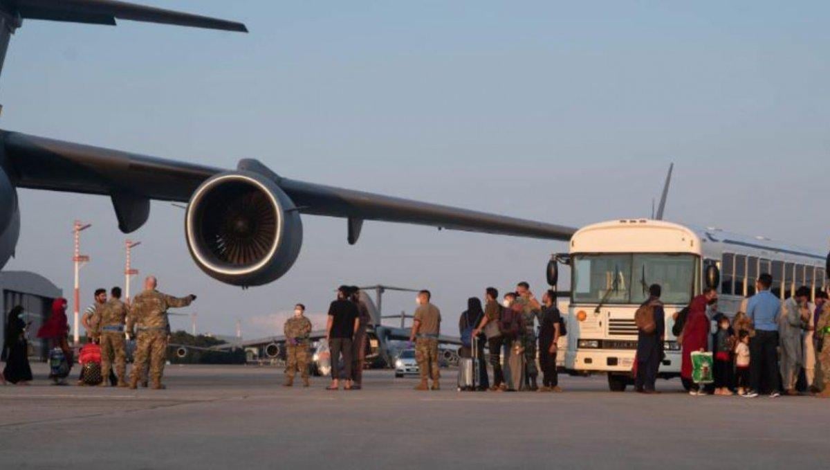 Tahliye edilen Afgan anne, ABD uçağında doğum yaptı