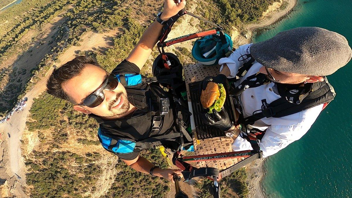 Adana'da aşçı, yamaç paraşütü yaparken hamburger hazırladı