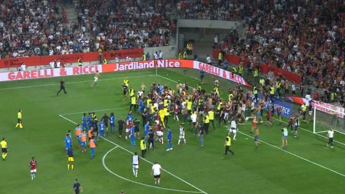 Nice-Marsilya maçında taraftar sahaya indi