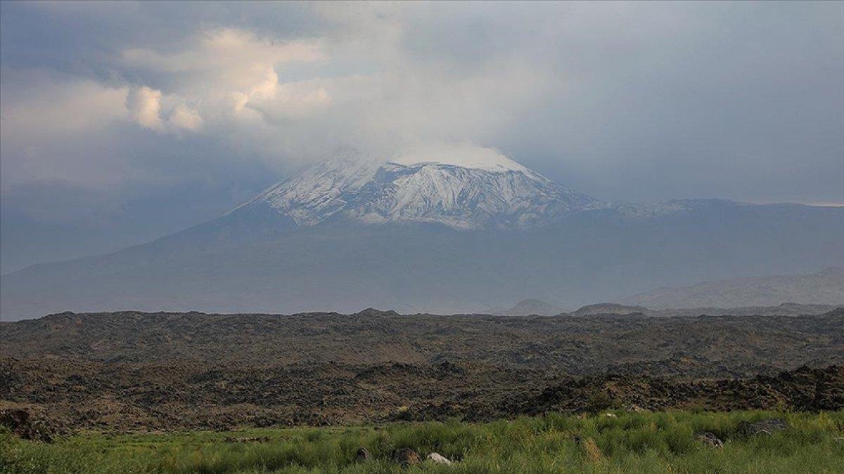 Ağrı Dağı'nın zirvesi karla süslendi