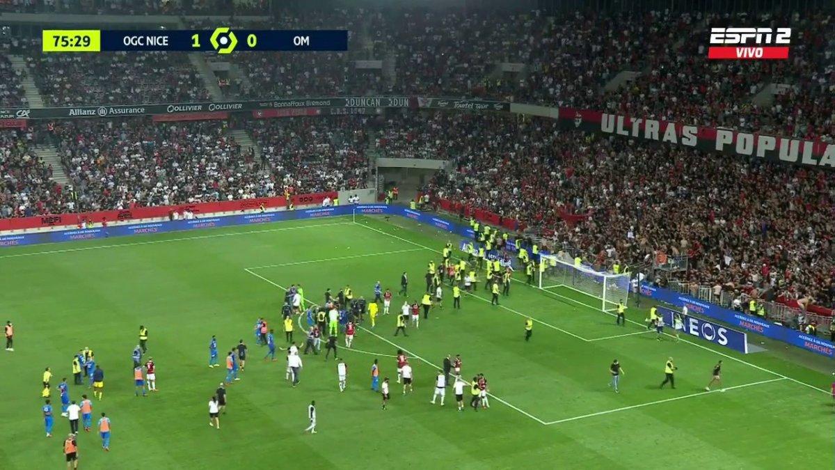 Nice-Marsilya maçında taraftar sahaya indi