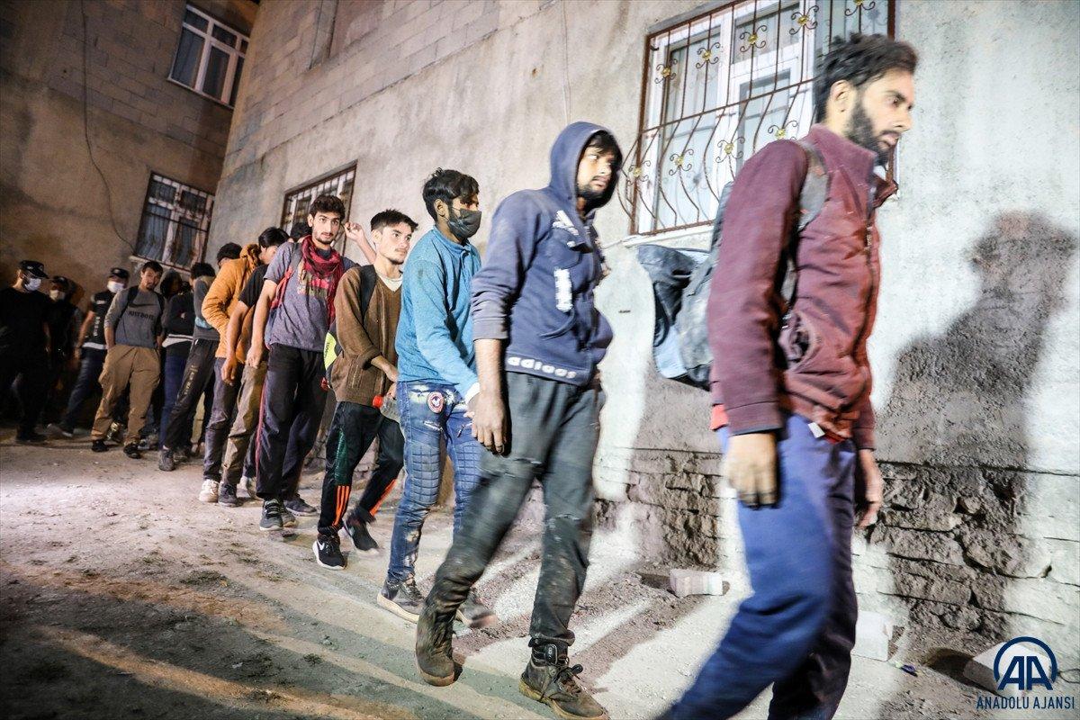 Van'da 25 düzensiz göçmen yakalandı