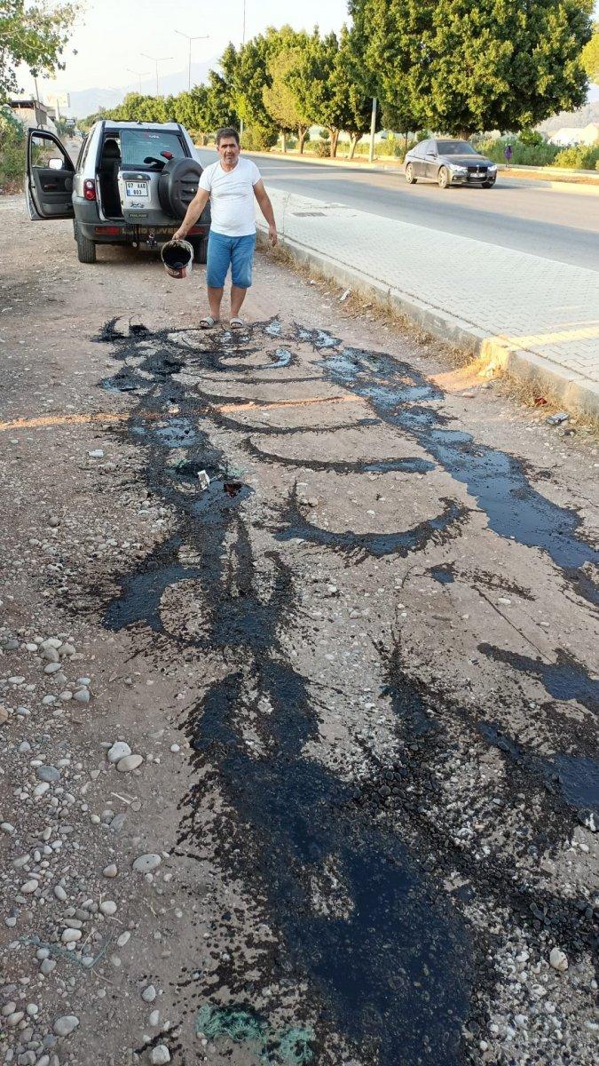 Antalya'da tozdan bıkan esnafın ilginç çözümü