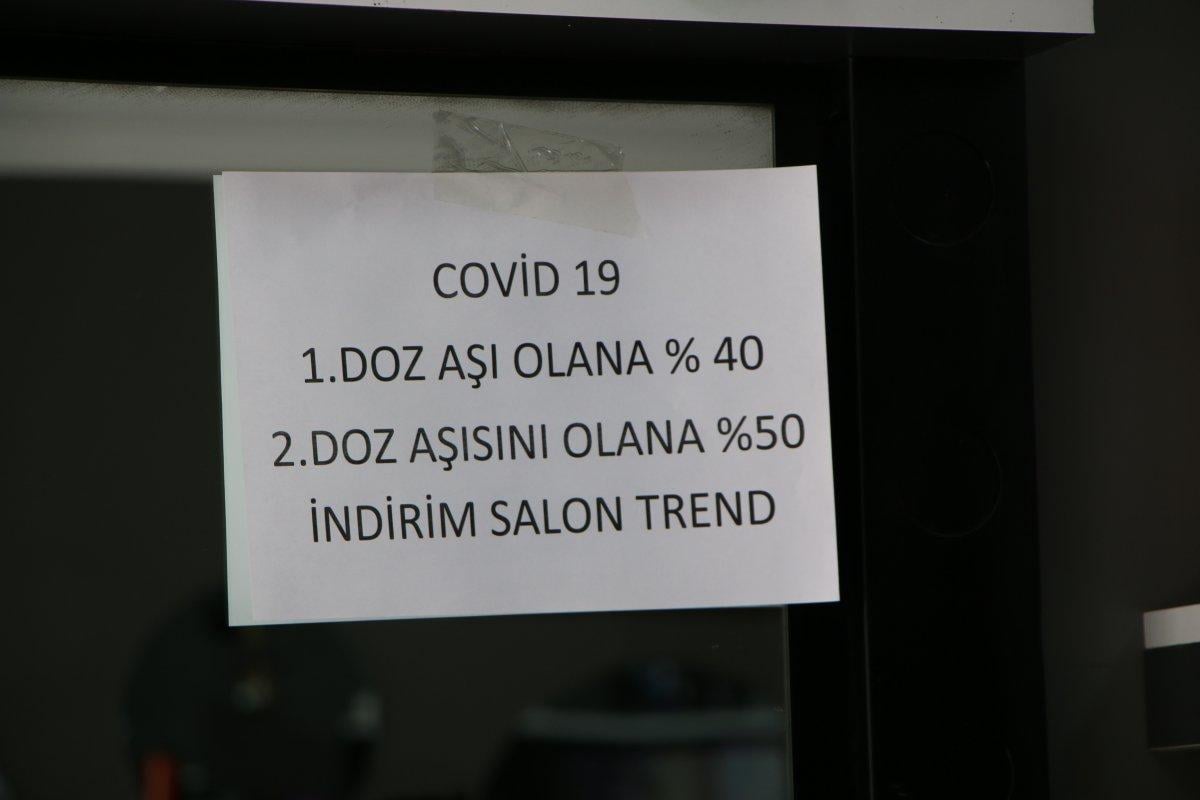 Elazığ'da aşı olana indirimli tıraş yapan berber