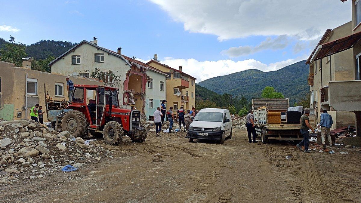 Sel felaketinin yıktığı Babaçay köyü sakinlerinden evlerine veda
