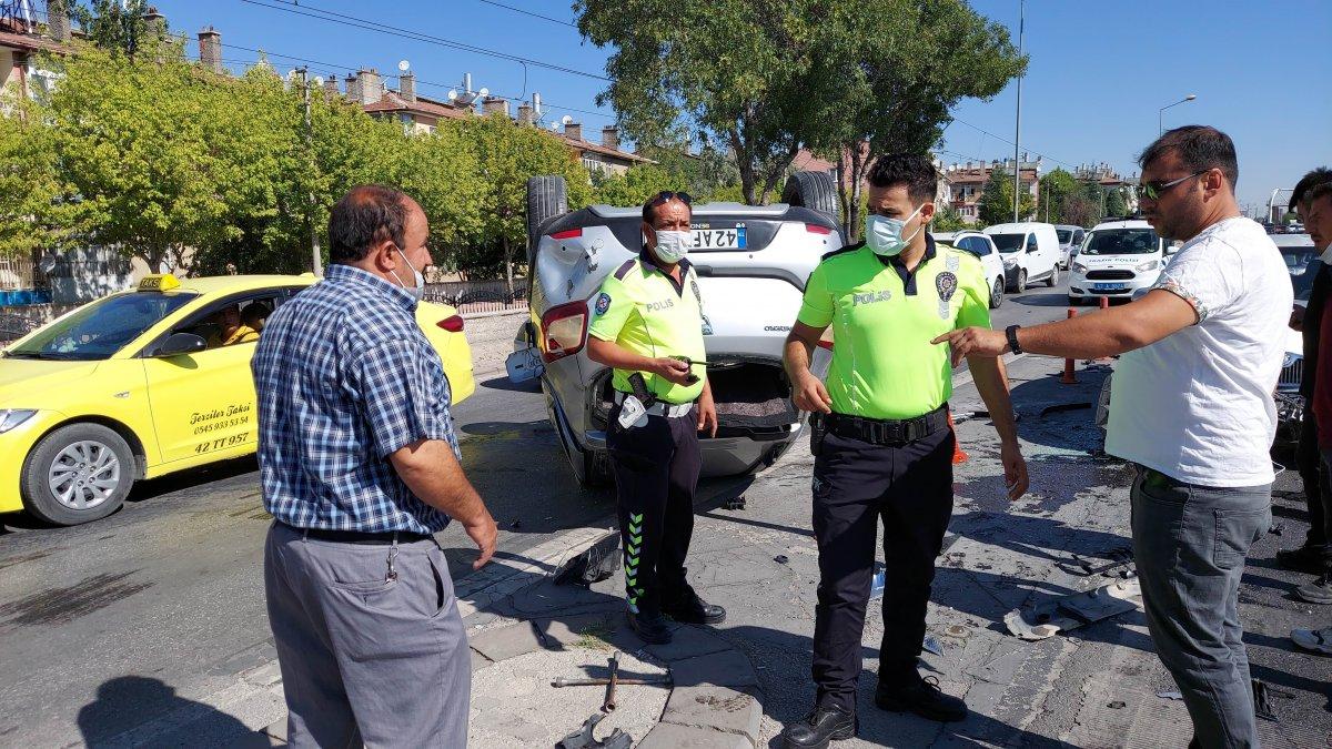 Konya'da otomobil karşı şeride uçtu: 2 yaralı