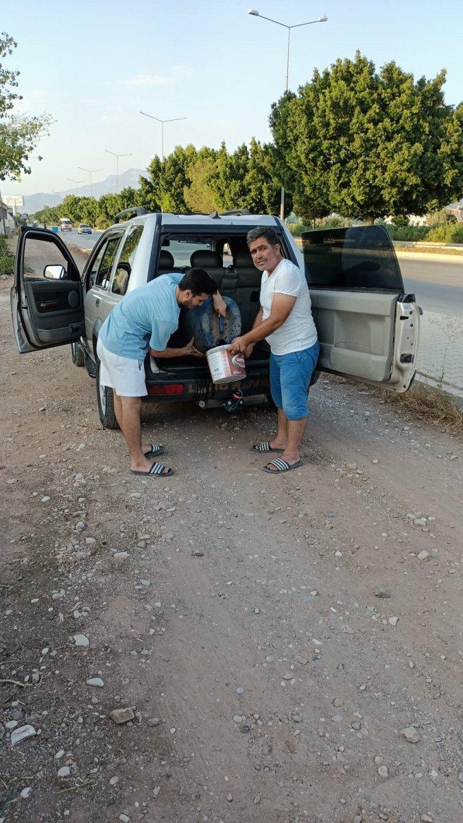 Antalya'da tozdan bıkan esnafın ilginç çözümü