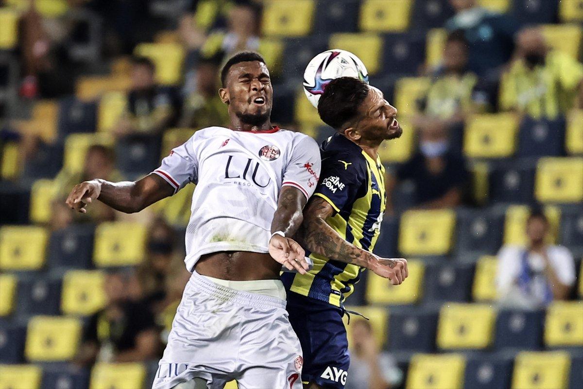 Fenerbahçe evinde Antalyaspor'u 2 golle geçti