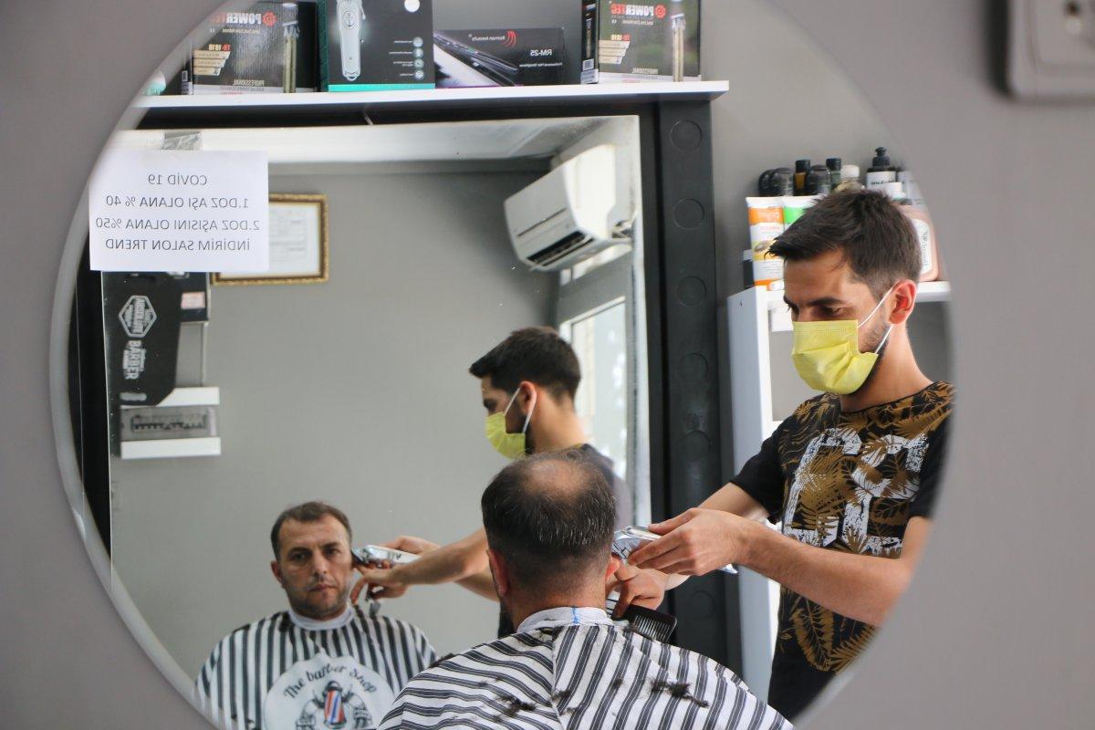 Elazığ'da aşı olana indirimli tıraş yapan berber