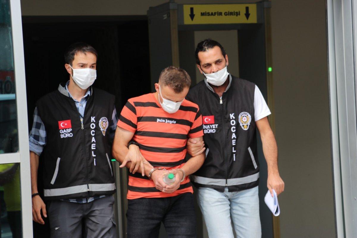 Kocaeli'de kuyumcuyu darbedip soydu