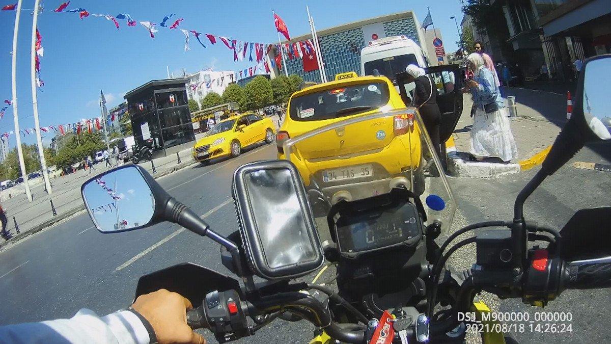 Beyoğlu'nda, taksimetreyi açmadan pazarlık yapan şoför, turistleri mağdur etti