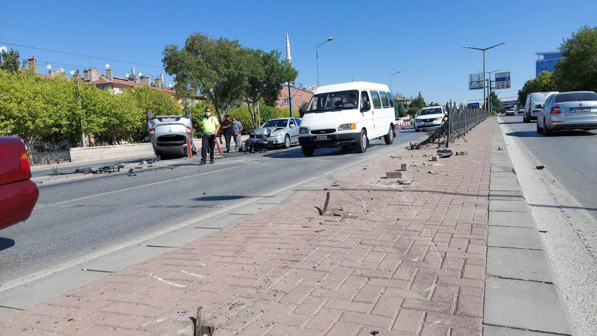 Konya'da otomobil karşı şeride uçtu: 2 yaralı