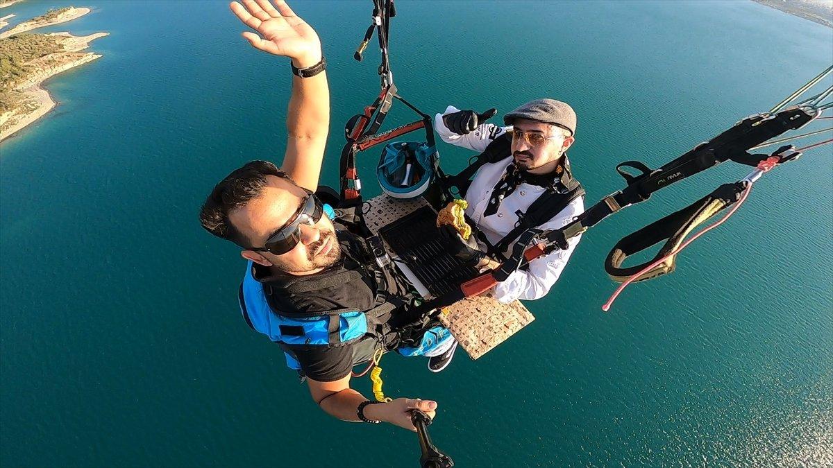 Adana'da aşçı, yamaç paraşütü yaparken hamburger hazırladı