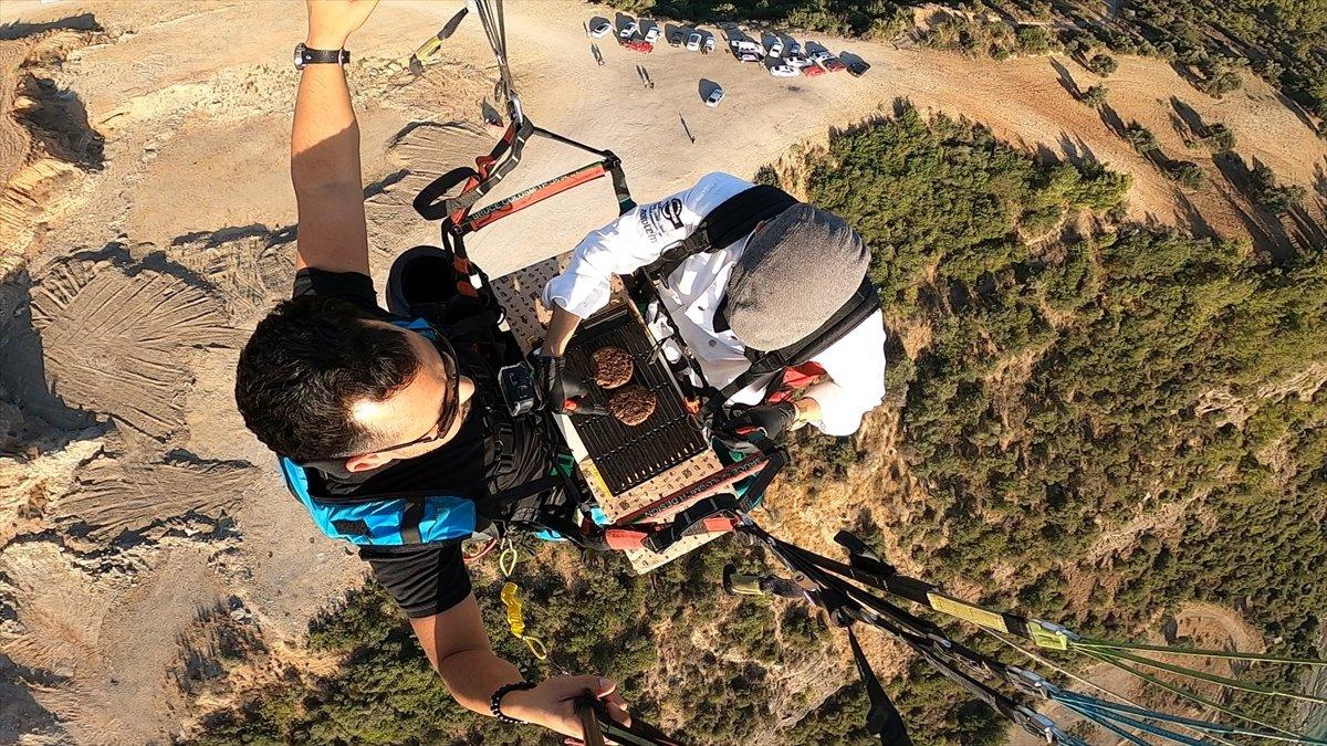 Adana'da aşçı, yamaç paraşütü yaparken hamburger hazırladı
