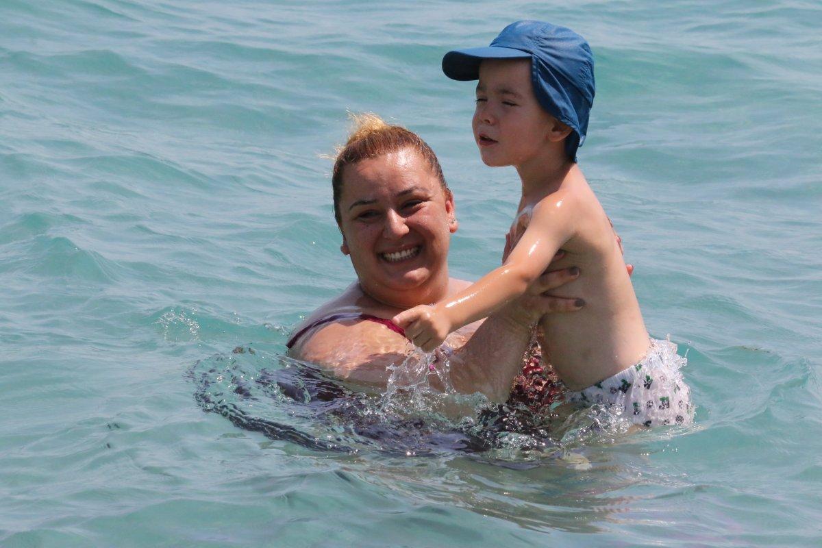 Antalya’da, Konyaaltı Sahili'nde boş yer kalmadı