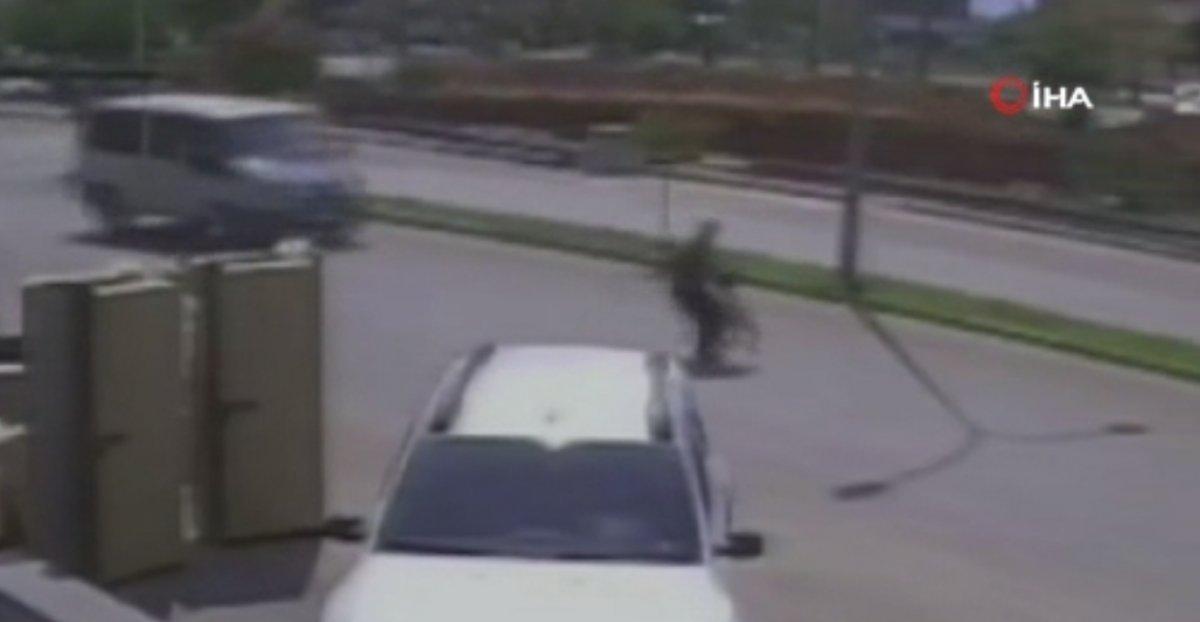 Adana'da anne kız, trafikte ölümden kıl payı kurtuldu