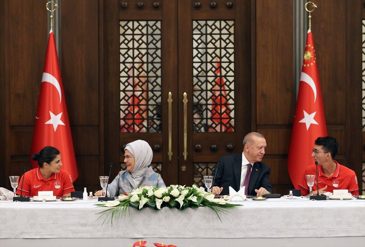 Cumhurbaşkanı Erdoğan, milli sporcularla bir araya geldi