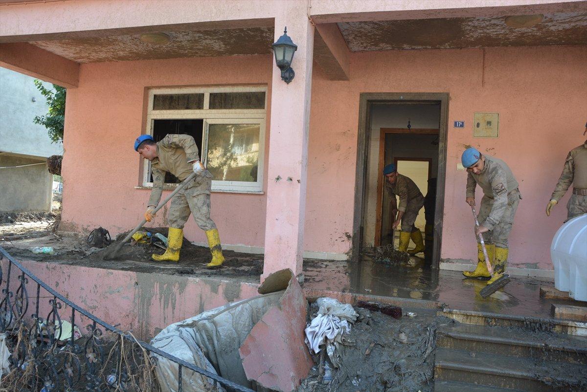 Kastamonu'da sel mağdurları, destek için askerlere minnettar