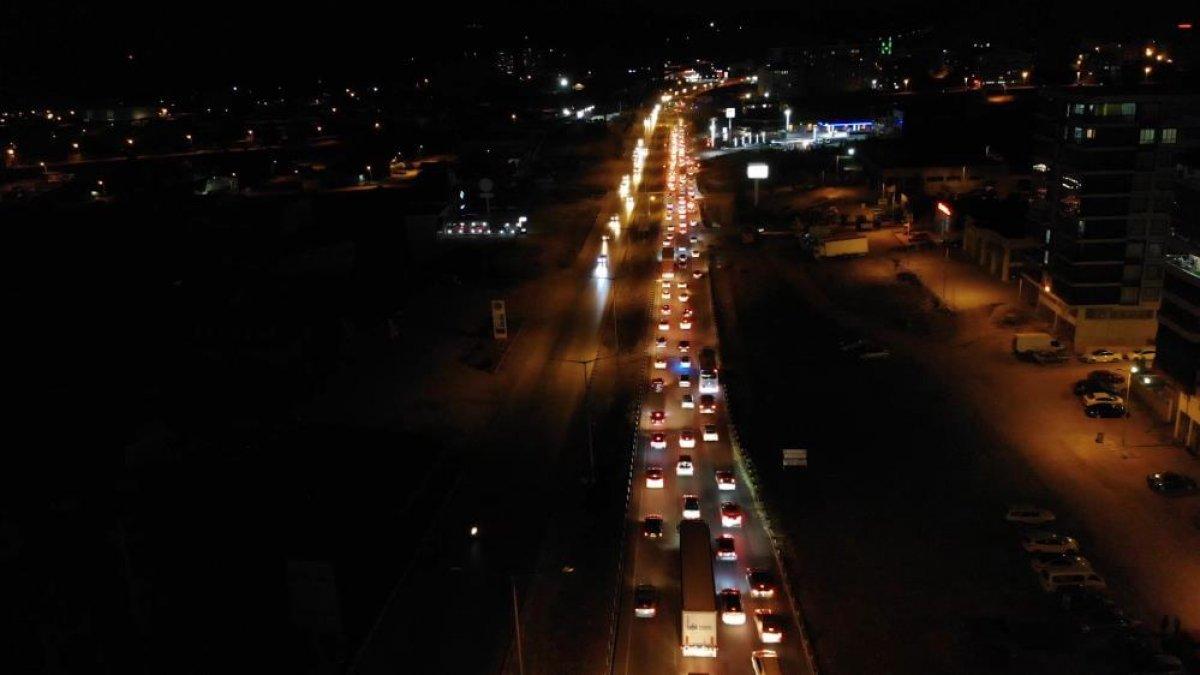 Kırıkkale'de 43 ilin geçiş güzergahında trafik kilitlendi