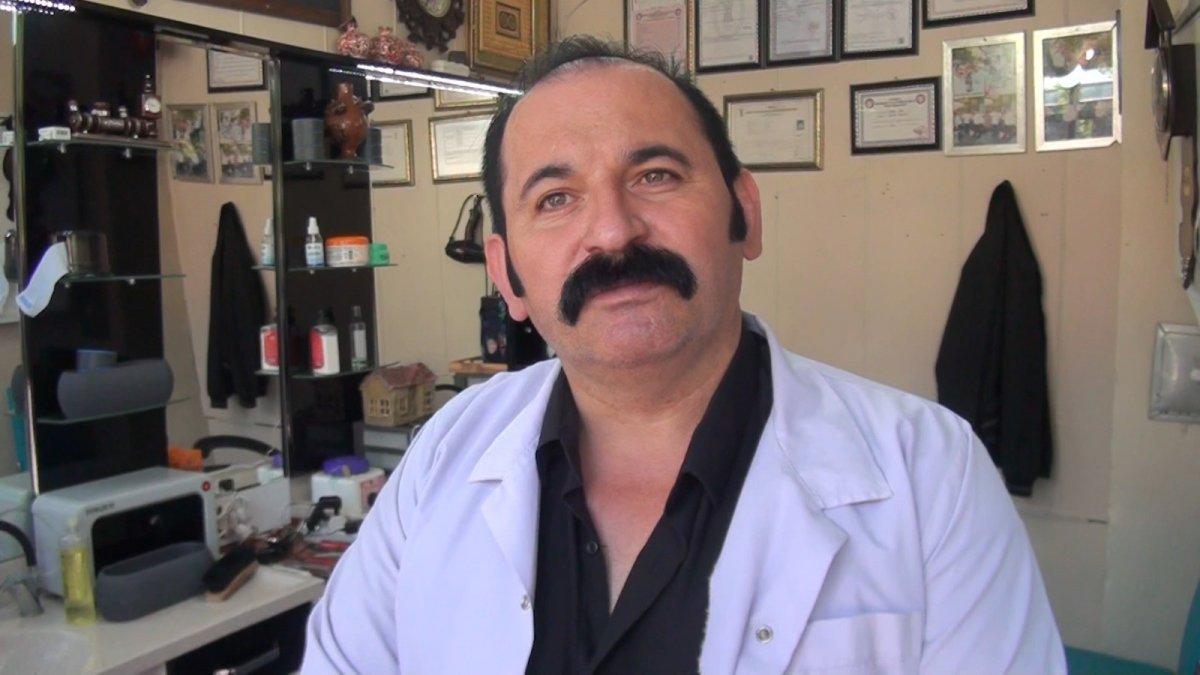 Kütahya'daki berber, aşı olanlara bıyık boyası ve yüz bakımını ücretsiz yaptı