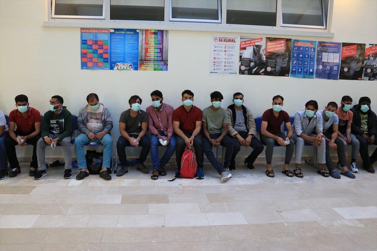 Güvenlik güçleri yakaladığı 140 kaçak göçmeni yarın iade edecek