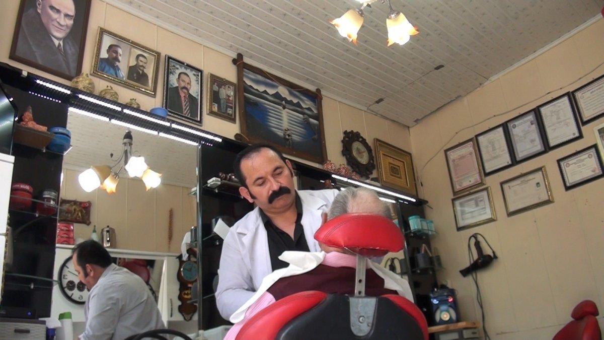 Kütahya'daki berber, aşı olanlara bıyık boyası ve yüz bakımını ücretsiz yaptı