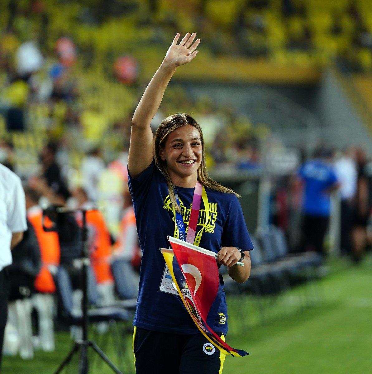 Buse Naz Çakıroğlu’na, Kadıköy’de büyük ilgi