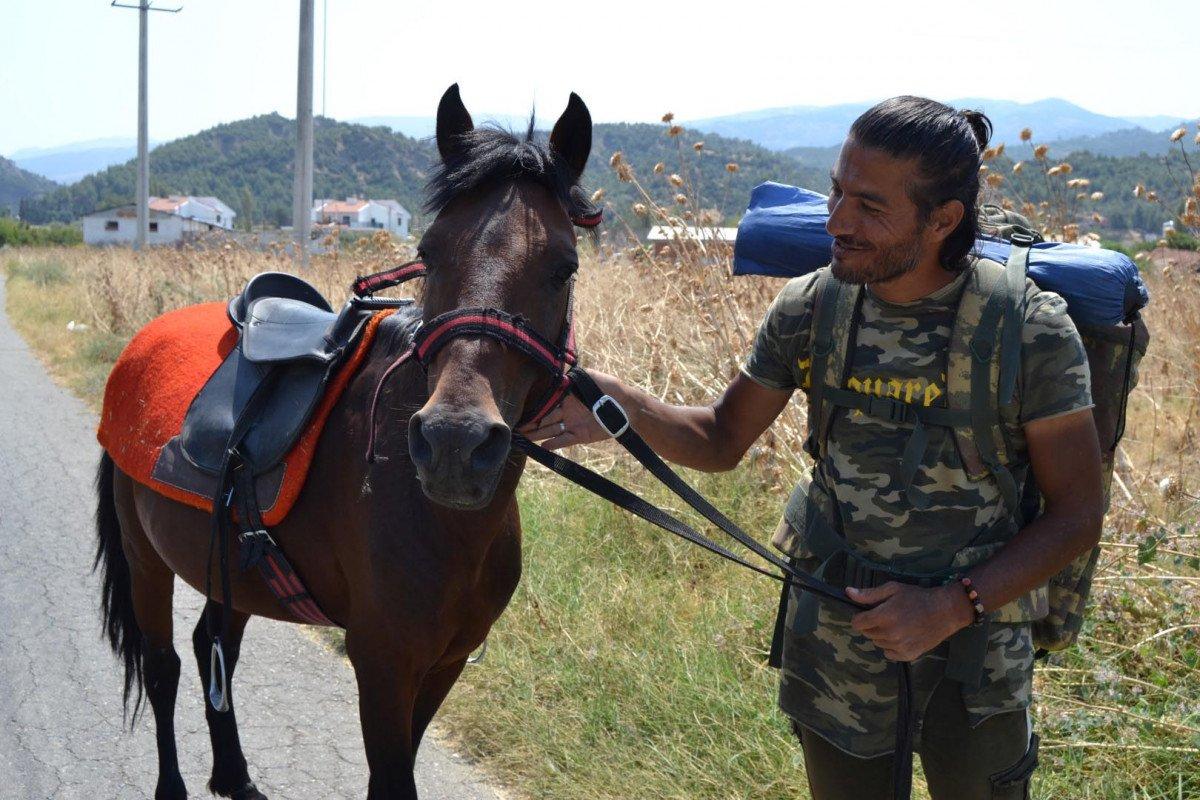 Doğa ve hayvan haklarına dikkat çekmek için atı ile yürüyor