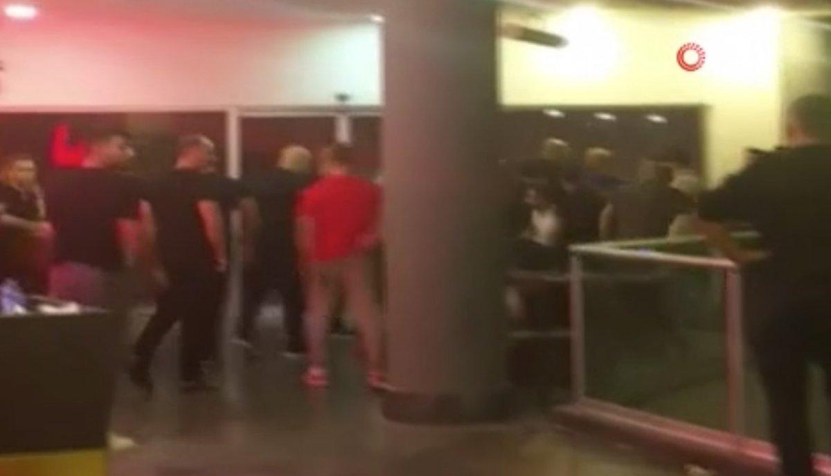 Beylikdüzü'nde eğlence mekanı çıkışı tekme tokat kavga