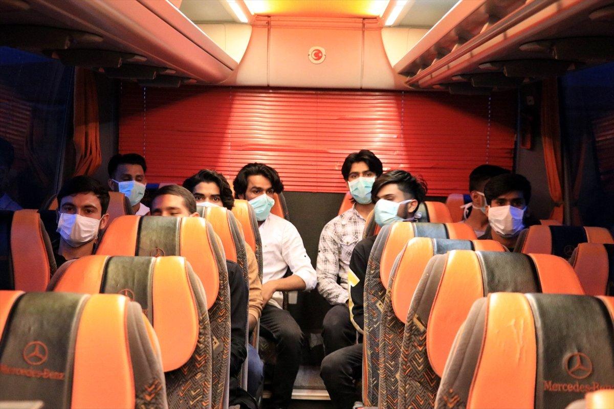 Güvenlik güçleri yakaladığı 140 kaçak göçmeni yarın iade edecek