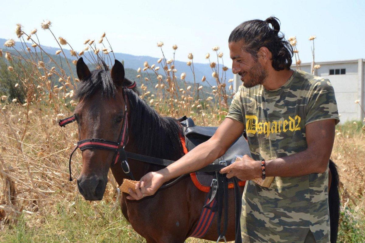 Doğa ve hayvan haklarına dikkat çekmek için atı ile yürüyor